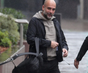 Pep Guardiola z plecakiem