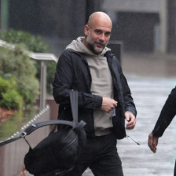 Pep Guardiola z plecakiem