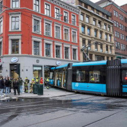 Wykolejony tramwaj wjechał w budynek w Oslo