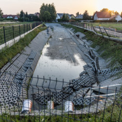 Uszkodzony zbiornik retencyjny w Krakowie Grębałowie