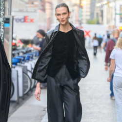 Karlie Kloss w eleganckiej czerni