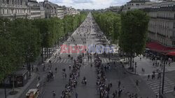 A giant picnic brings together 4,000 people on the Champs-Elysees - AFP