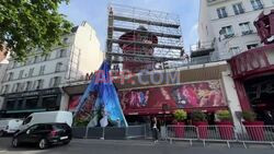 Paris: the Moulin Rouge is covered up for repairs - AFP