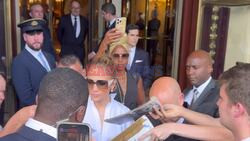 *EXCLUSIVE* The American Actress Jennifer Lopez leave Hotel in Paris after the Show L during Paris Fashion Week.