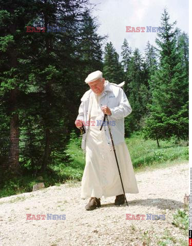 ITALIE:LE PAPE JEAN PAUL II SE PROMENE    DANS UN BOIS AU DESSUS DE CORTINA D'AMPEZZ