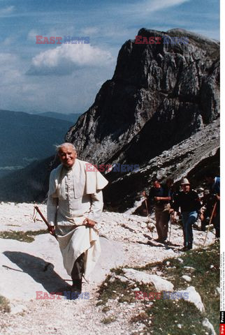 ITALY: POPE JOHN PAUL II WALKING IN THE   MOUNTAINS