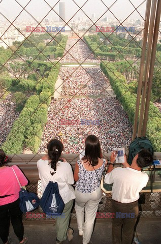 KILKORO MLODYCH LUDZI STOI NA WIEZY EIFFEL PODCZAS OTWARCIA 12 SWIATOWEGO DNIA MLODZIEZY W PARYZU 19081997 ROKU. DWA DNI POZNIEJ