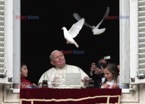 VATICAN-POPE-DOVES