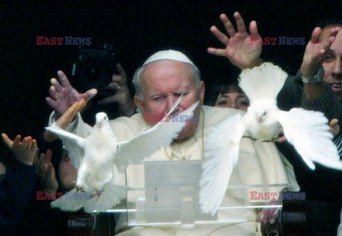 VATICAN-POPE-DOVES