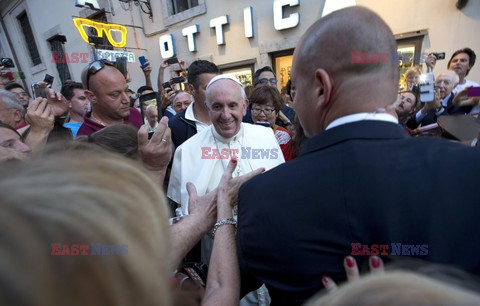 Papież Franciszek kupuje okulary w salonie optycznym