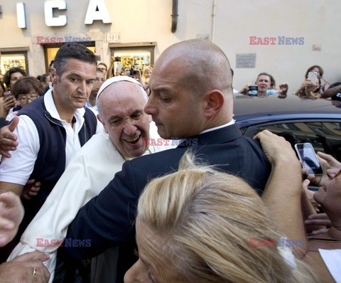 Papież Franciszek kupuje okulary w salonie optycznym