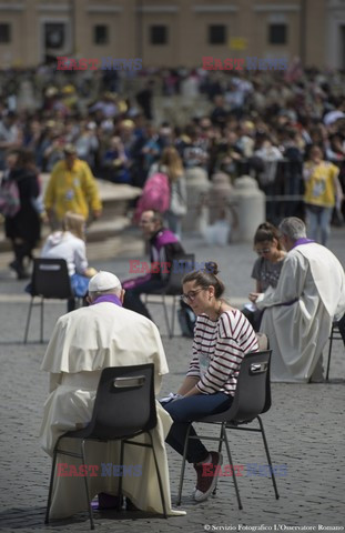 Papież Franciszek spowiada mlodzież