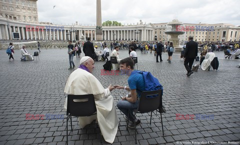 Papież Franciszek spowiada mlodzież