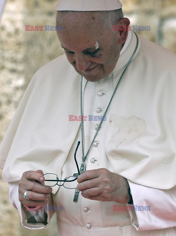 Papież Franciszek doznał obrażeń podczas przejazdu papamobile w Kolumbii 