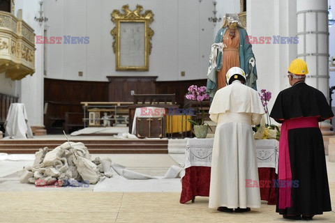 Papież Franciszek w kasku 