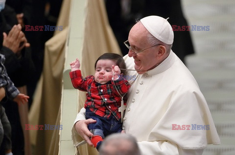 Papież Franciszek z dzieckiem na rękach