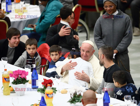 Papież Franciszek na posiłku z potrzebującymi