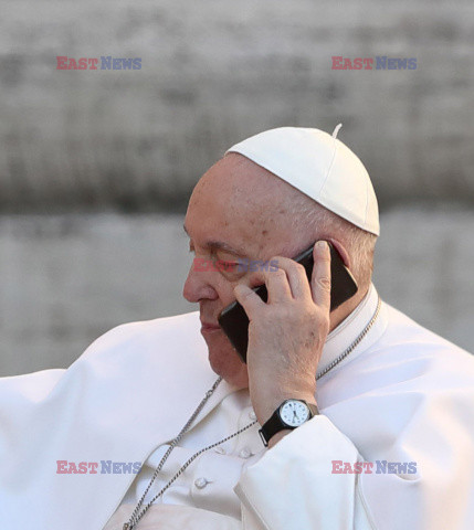 Papież Franciszek rozmawia przez telefon