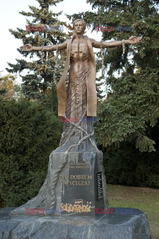 Pomnik ksiedza Jerzego Popieluszki w centrum Torunia