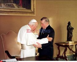 CITE DU VATICAN:JEAN PAUL 2 RECOIT LECH  WALESA