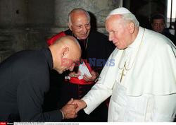 CITE DU VATICAN:LE PAPE RECOIT BEN KINGSLEY A L'OCCASION DE L'ANNIVERSAIRE DE LA