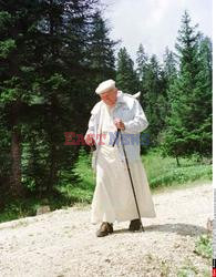 ITALIE:LE PAPE JEAN PAUL II SE PROMENE    DANS UN BOIS AU DESSUS DE CORTINA D'AMPEZZ