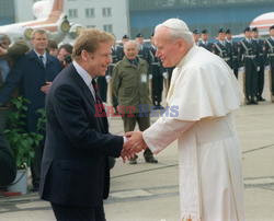 PAPIEZ JAN PAWEL II I PREZYDENT CZECH VACLAV HAVEL. WIZYTA PAPIEZA W CZECHACH.