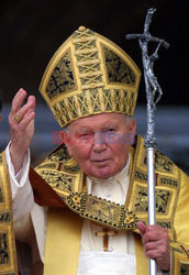 VATICAN : **EXCLUSIF** : John-Paul II gives "Urbu & Orbi" Benediction :