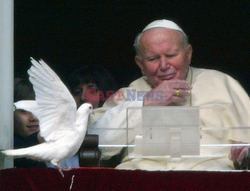 VATICAN-POPE-DOVES