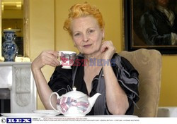 PROJEKTANTKA MODY VIVIENNE WESTWOOD Z MEZEM ANDREASEM KRONTHALEREM NA ROZDANIU NAGROD PARIS FASHION VENUS AWARDS