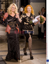 Pamela Anderson prezentuje kreacje Vivienne Westwood