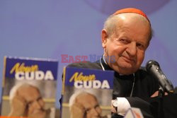 Kardynał Stanisław Dziwisz promuje książkę "Nowe cuda"