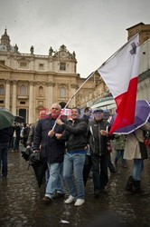 Drugi dzień konklawe w Watykanie