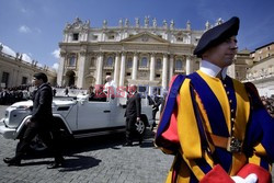 Papież Franciszek podczas audiencji na Placu św. Piotra