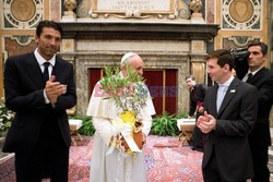 Papież Franciszek spotkał sie z piłkarzami