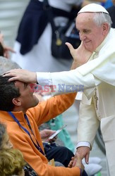 Pope Francis recives a caress from a disabled man 