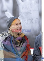 Vivienne Westwood wiesza flagę Greenpeace