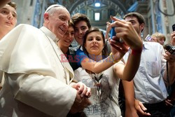 Papież Franciszek pozuje do zdjęcia