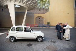 Renault 4 z 1984 roku to nowy samochód papieża Franciszka