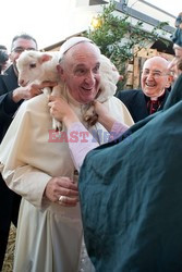 Papież Franciszek z barankiem na plecach