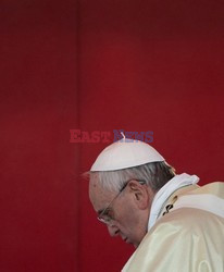 Papież Franciszek odprawia mszę w dzień Wszystkich Świetych