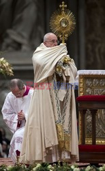 Papież Franciszek podczas nieszporów za kończący się rok