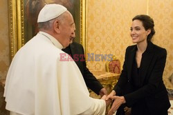 Papież Franciszek obejrzał z Angeliną Jolie jej nowy film