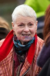 Vivienne Westwood protestuje przed londyńskim parlamentem