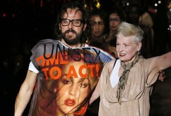 Vivienne Westwood całuje się z mężem