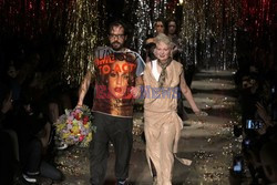 Vivienne Westwood całuje się z mężem