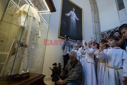 Sutanna Jana Pawła II z dnia zamachu w Centrum JP 2 w Łagiewnikach