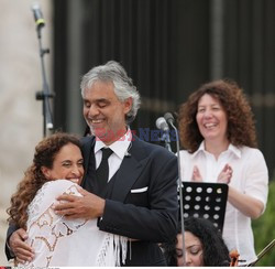 Andrea Bocelli śpiewa dla papieża Franciszka