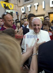 Papież Franciszek kupuje okulary w salonie optycznym