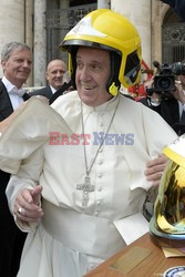 Papiez Franciszek w hełmie strażaka